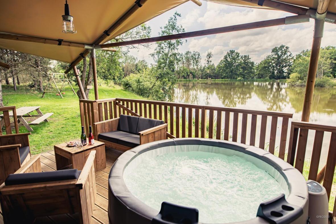Tente Lodge Jacuzzi Privatif En Pleine Nature Thiel-sur-Acolin 外观 照片