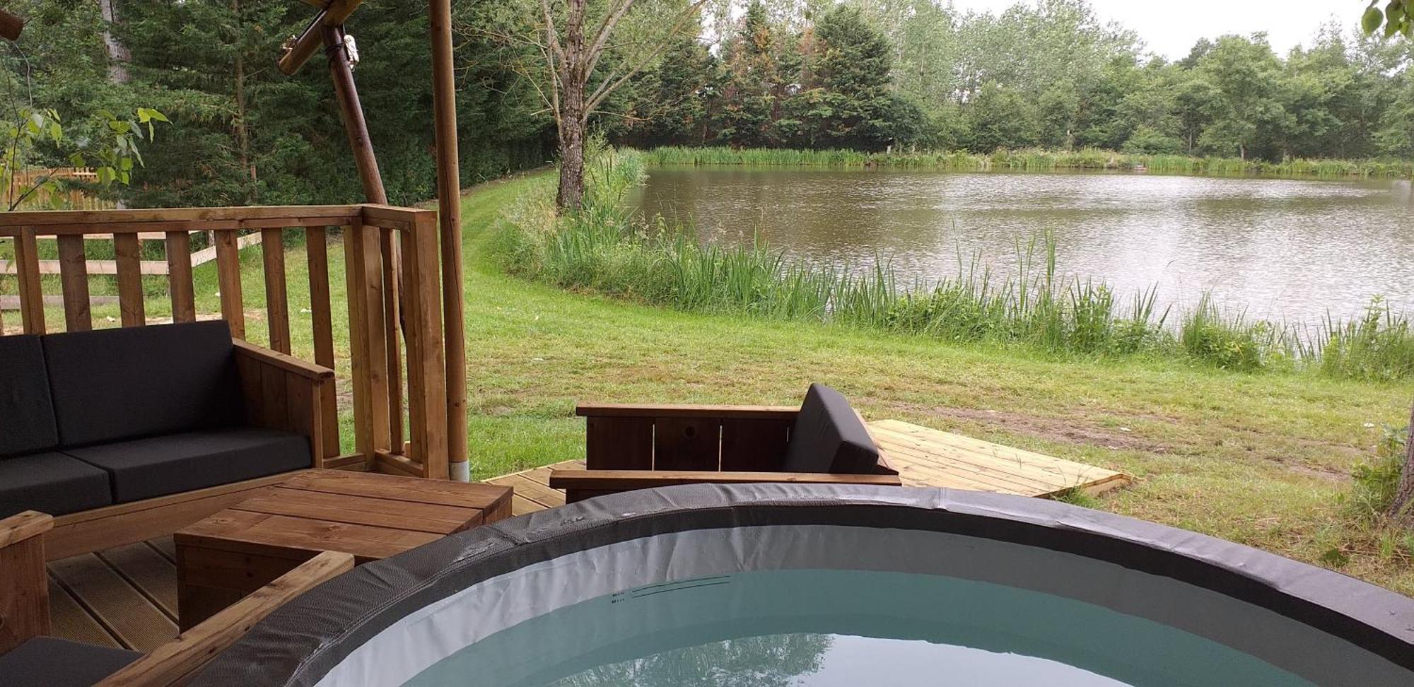 Tente Lodge Jacuzzi Privatif En Pleine Nature Thiel-sur-Acolin 外观 照片