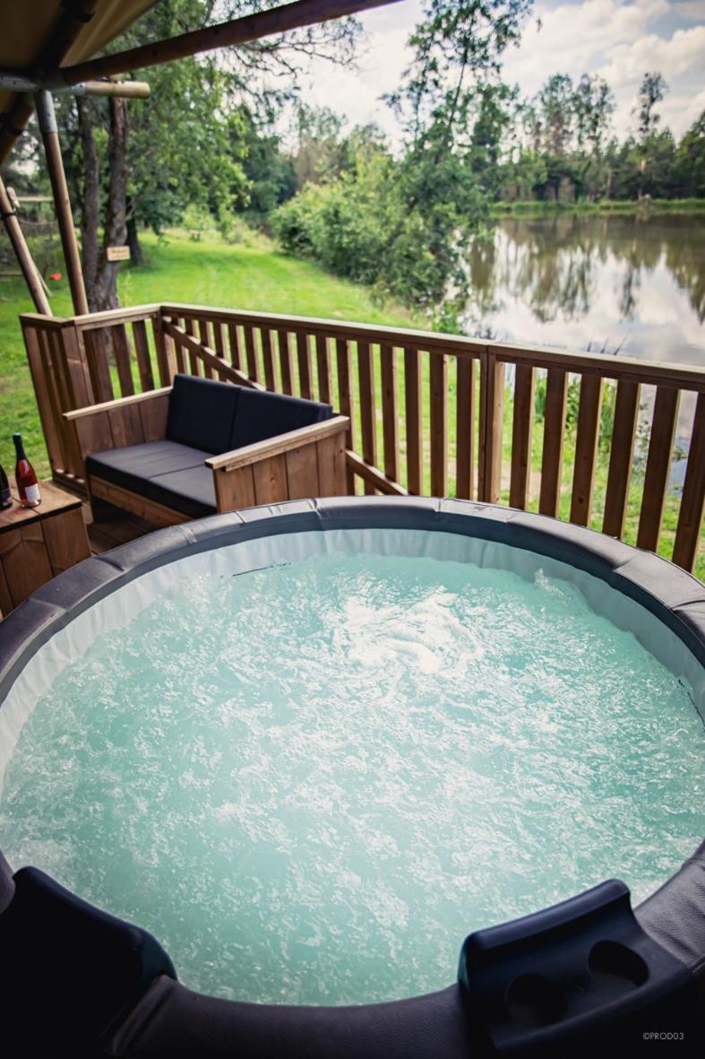 Tente Lodge Jacuzzi Privatif En Pleine Nature Thiel-sur-Acolin 外观 照片